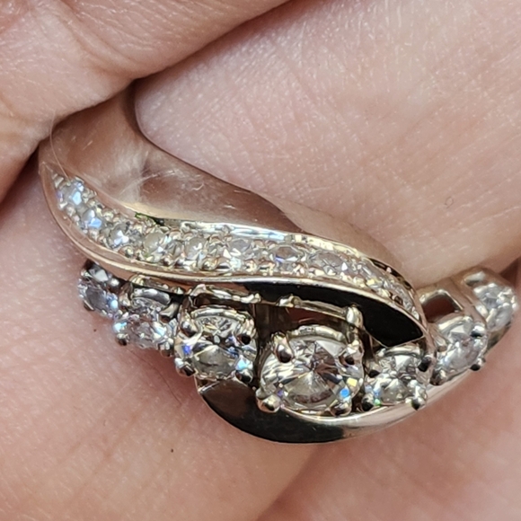 Beautiful Diamond ring In 14k Gold. - Picture 5 of 8